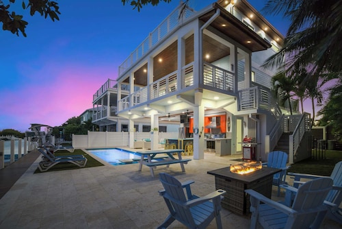Luxury Waterfront Oasis w Heated Pool and 50' Dock