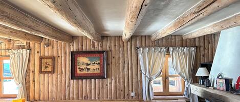 Una televisión, una chimenea