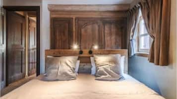 8 bedrooms, desk, iron/ironing board, travel cot