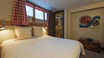 8 slaapkamers, een bureau, een strijkplank/strijkijzer, reisbedje