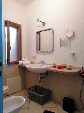 Douche, sèche-cheveux, bidet, serviettes fournies