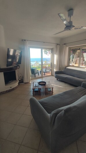 Smart TV y chimenea 
