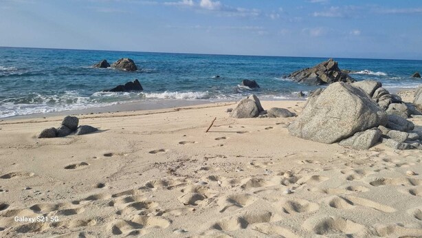 A beach with large rocks and footprints in the sand. - Costa dei monaci Villas - Tropea (PARGHELIA)