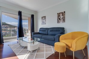 City-Apartment | Wohnbereich | 52-Zoll-Smart-TV mit Kabelempfang, Fernseher