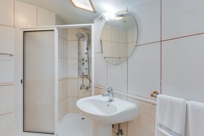 City-Apartment | Badezimmer | Haartrockner, Handtücher