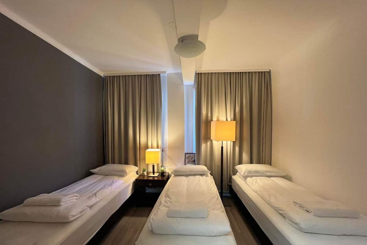 Basic Triple Room, Shared Bathroom | Wi-fi percuma, cadar katil