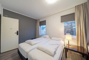 Habitación básica doble, baño compartido | Wifi gratis y ropa de cama 