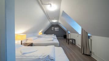 Habitación cuádruple básica, baño compartido | Wifi gratis y ropa de cama