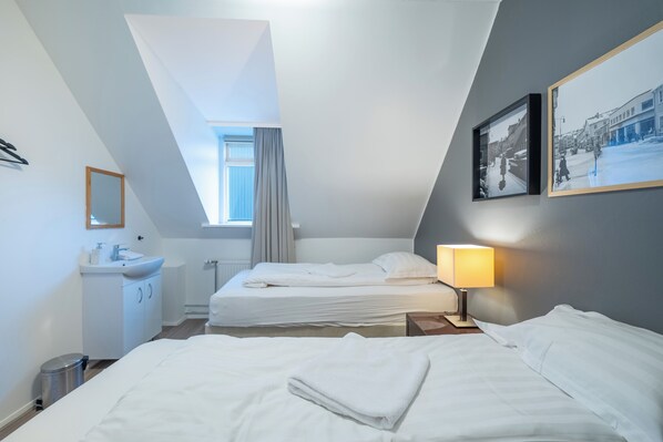 Basic Twin Room, Shared Bathroom | Free WiFi, bed sheets - Old Town Reykjavik (Reykjavik)