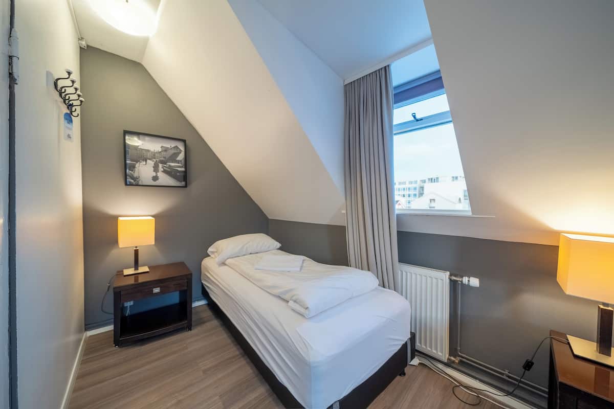 Enkeltrom – basic, delt bad | Wi-fi (inkludert) og sengetøy