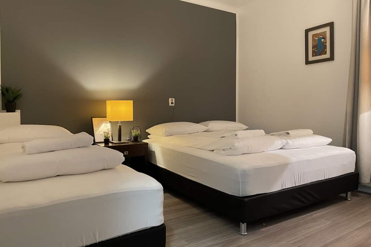 Basic Quadruple Room, Shared Bathroom | Wi-fi percuma, cadar katil