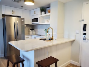 Kylskåp, mikrovågsugn, spishäll och diskmaskin