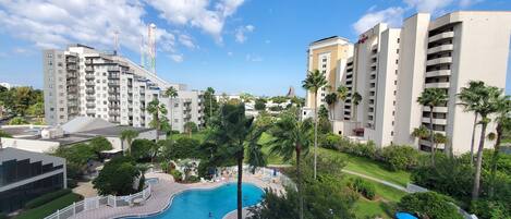 من حمّامات السباحة المغطاة، حمّام سباحة خارجي