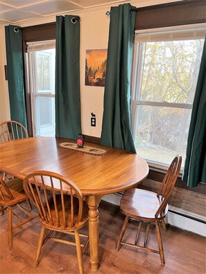 Dining - Launch your next adventure from here: plenty of beds, plenty of parking, plenty of fun (Plymouth)
