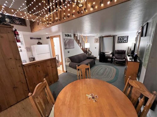 Rustic Retreat: 3 min walk to downtown Plymouth, gateway to the White Mountains