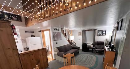 Rustic Retreat: 3 min walk to downtown Plymouth, gateway to the White Mountains