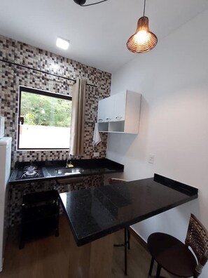 Fridge, microwave, stovetop, cookware/dishes/utensils - Chalet with private kitchen in gated community for couples💙 Ground floor (Caraguatatuba)