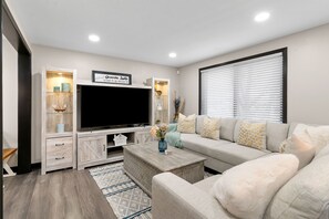 Living area - Villa Hermosa LG WI: Stylish Getaway, Memorable Stay (Lake Geneva)