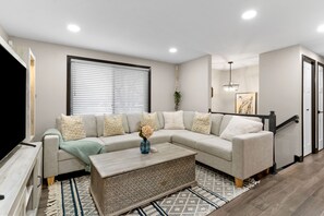 Living area - Villa Hermosa LG WI: Stylish Getaway, Memorable Stay (Lake Geneva)