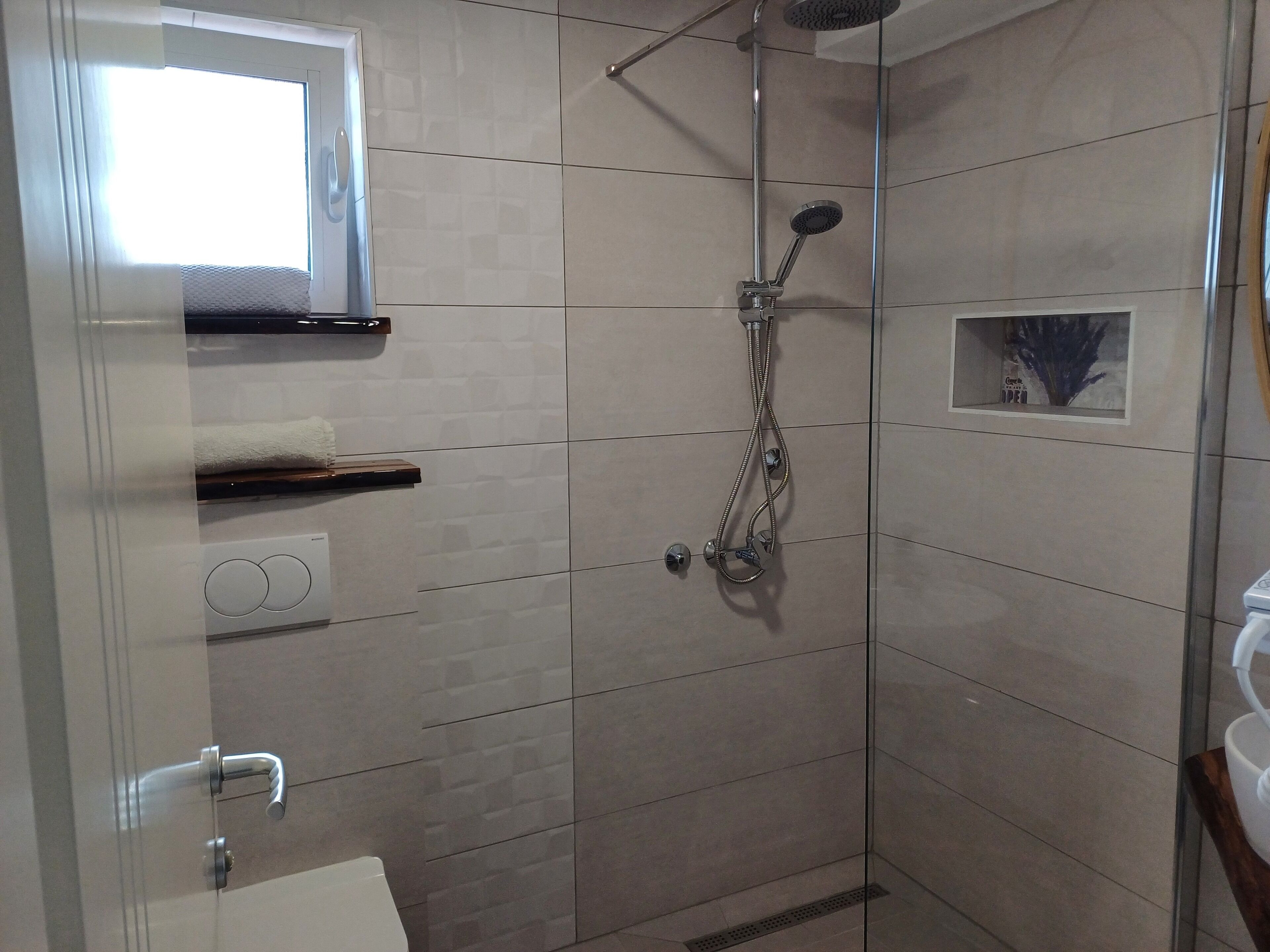 Douche, sèche-cheveux, serviettes fournies, papier toilette