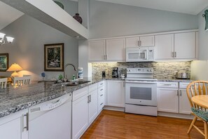 Villa, 2 habitaciones | Cocina privada | Refrigerador, horno, cafetera y tetera y tostadora 