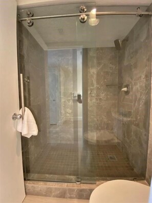 Condo, 2 quartos | Banheiro | Toalhas de banho 