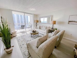 Condo, 2 habitaciones | Área de sala de estar