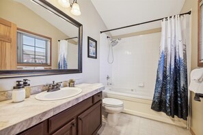 Townhome, 2 Bedrooms | Bathroom | Towels, shampoo