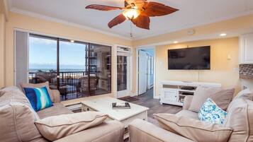 Condo, 2 Bedrooms | Living area