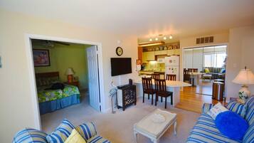 Condo, 2 Bedrooms | Living area