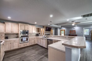 Casa, varias habitaciones | Cocina privada | Refrigerador, horno, cafetera y tetera y tostadora