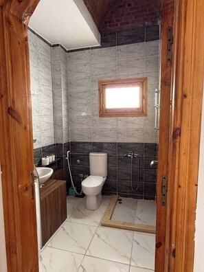 Baignoire et douche séparées, baignoire relaxante profonde