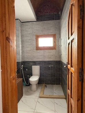 Separate bathtub and shower, deep-soaking bathtub, towels - Tala Boutique Accommodation 15 (Hurghada)