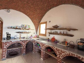 Lemari es, microwave, oven, dan kompor