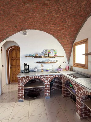 Kylskåp, mikrovågsugn, ugn och spishäll