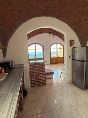 Fridge, microwave, oven, stovetop - Tala Boutique Accommodation 15 (Hurghada)