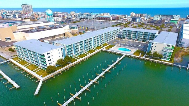 Un hôtel moderne doté d’un port de plaisance, composé de plusieurs bâtiments reliés par des passerelles au-dessus de l’eau.