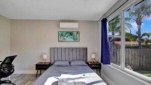 4 bedrooms, desk, iron/ironing board, free WiFi - Beautifully Renovated Villa 10 min from the beach! (Hollywood)