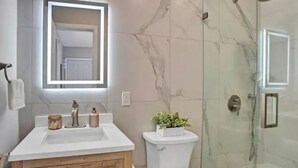 Shower, hair dryer, towels, soap - Beautifully Renovated Villa 10 min from the beach! (Hollywood)