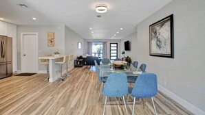 Dining - Beautifully Renovated Villa 10 min from the beach! (Hollywood)