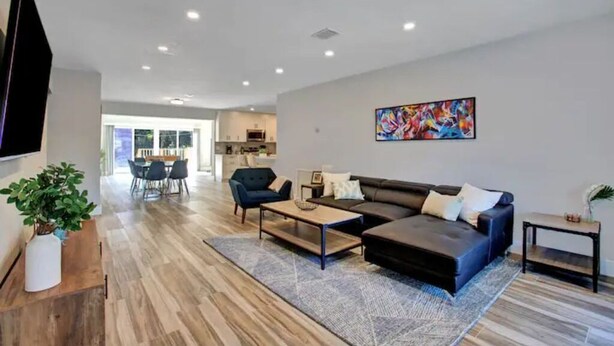 Smart TV, table football, ping pong, books - Beautifully Renovated Villa 10 min from the beach! (Hollywood)