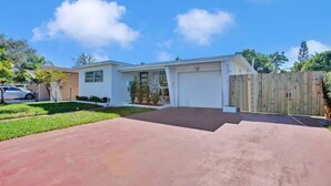 Exterior - Beautifully Renovated Villa 10 min from the beach! (Hollywood)