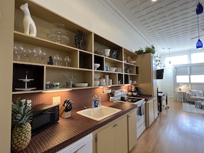 Een koelkast, een microgolfoven, een oven, een kookplaat