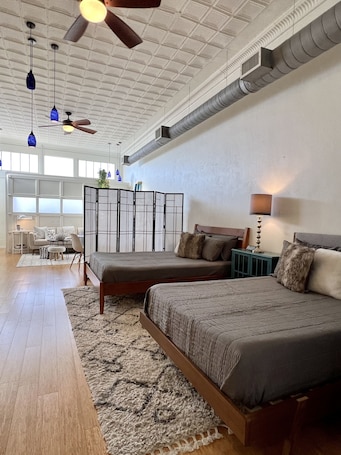 1 bedroom, desk, free WiFi, bed sheets. Gorgeous loft in historic building near HPU, restaurants, shops.