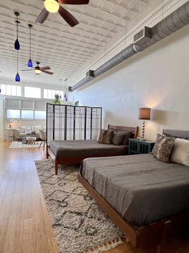 Gorgeous loft in historic building near HPU, restaurants, shops.