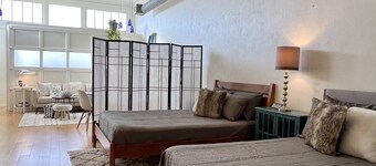 Gorgeous loft in historic building near HPU, restaurants, shops.