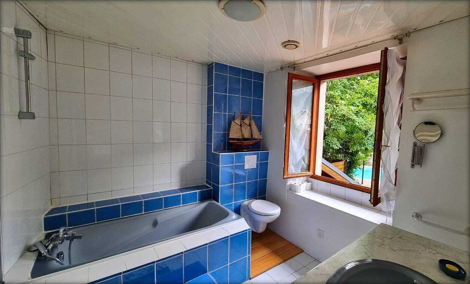 Une salle de bain avec une baignoire, des toilettes et un lavabo.