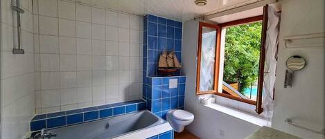Une salle de bain avec une baignoire, des toilettes et un lavabo.
