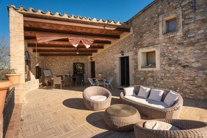 Outdoor dining - Farmhouse with pool and private access to the river (Vilademuls)