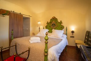 5 bedrooms, WiFi, bed sheets - Farmhouse with pool and private access to the river (Vilademuls)